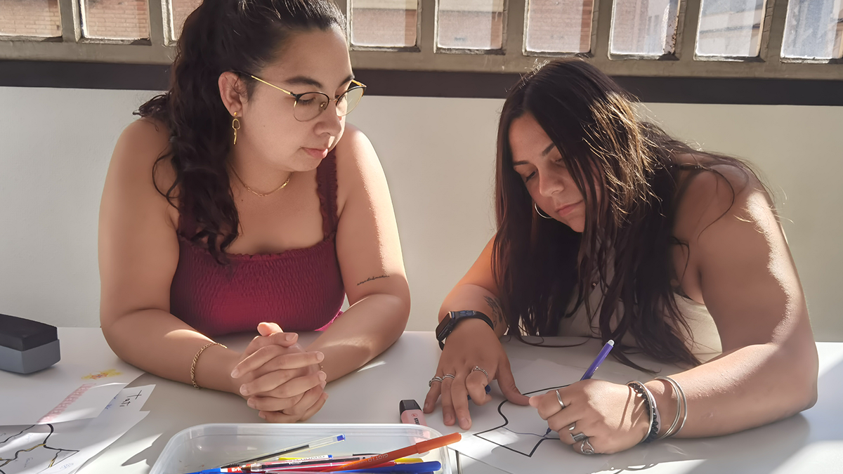 Ainoa Soldevila i Tatiana Rodríguez Parda durant una activitat del projecte Ocell de Foc.