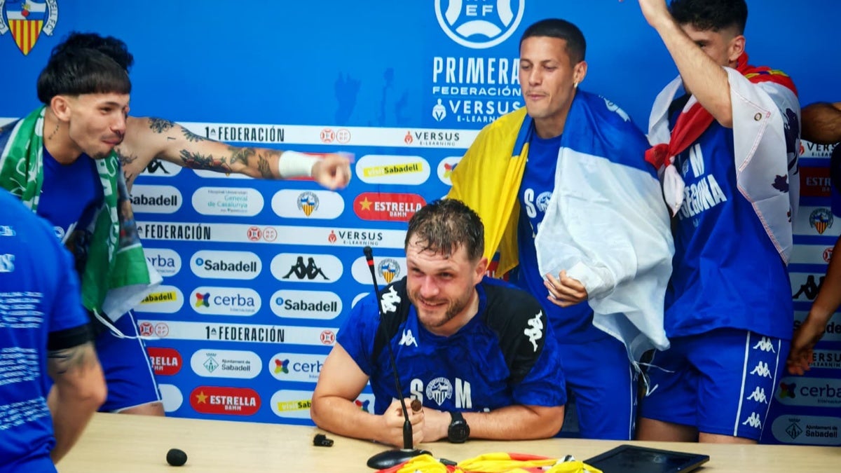 La roda de premsa de Ferran Costa, amb celebració de Godoy, Astals i companyia. Autor: Albert P.