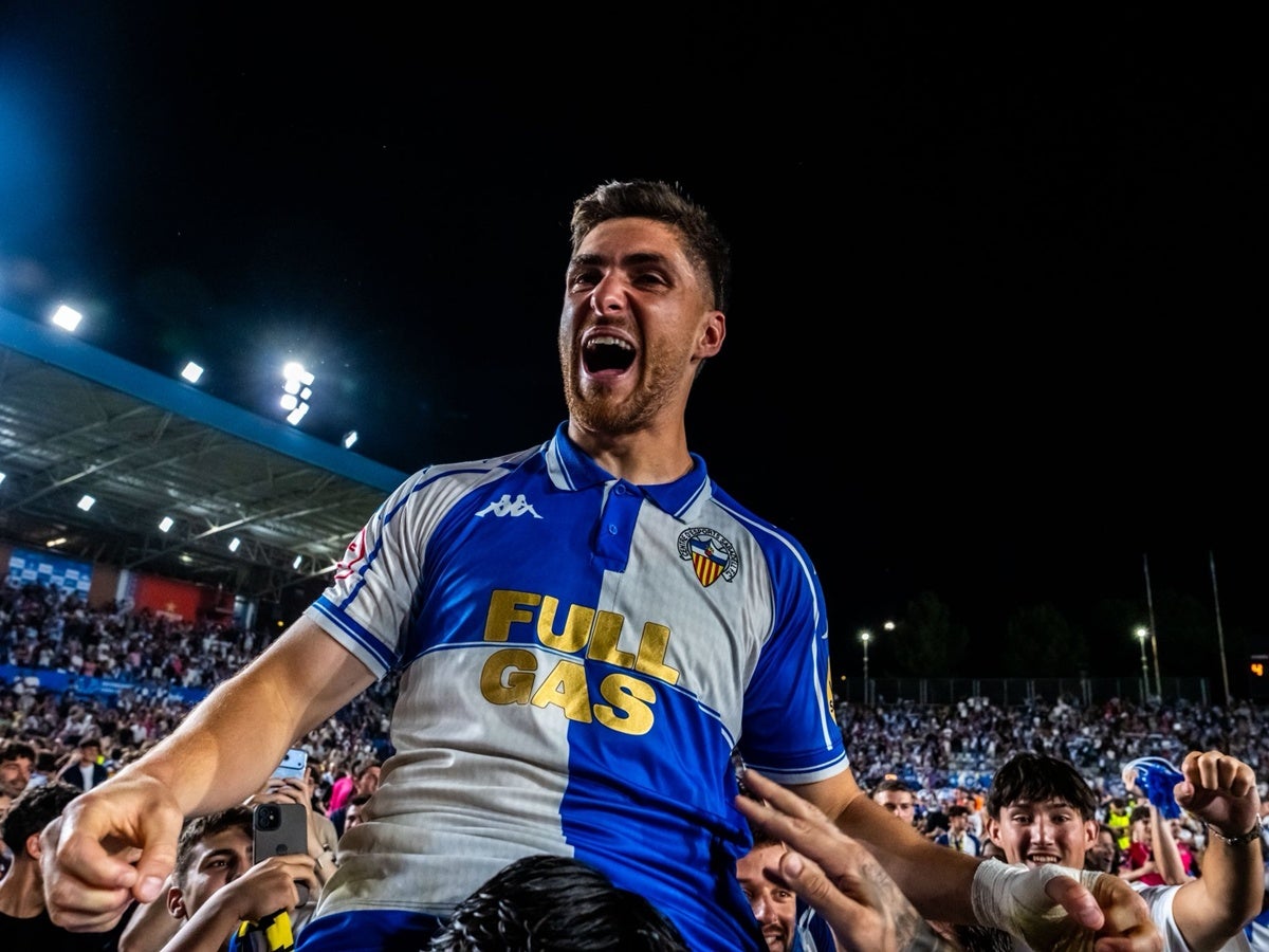 El davant Coscia, sobre les espatlles dels aficionats. Autor: @cesabadell via X.