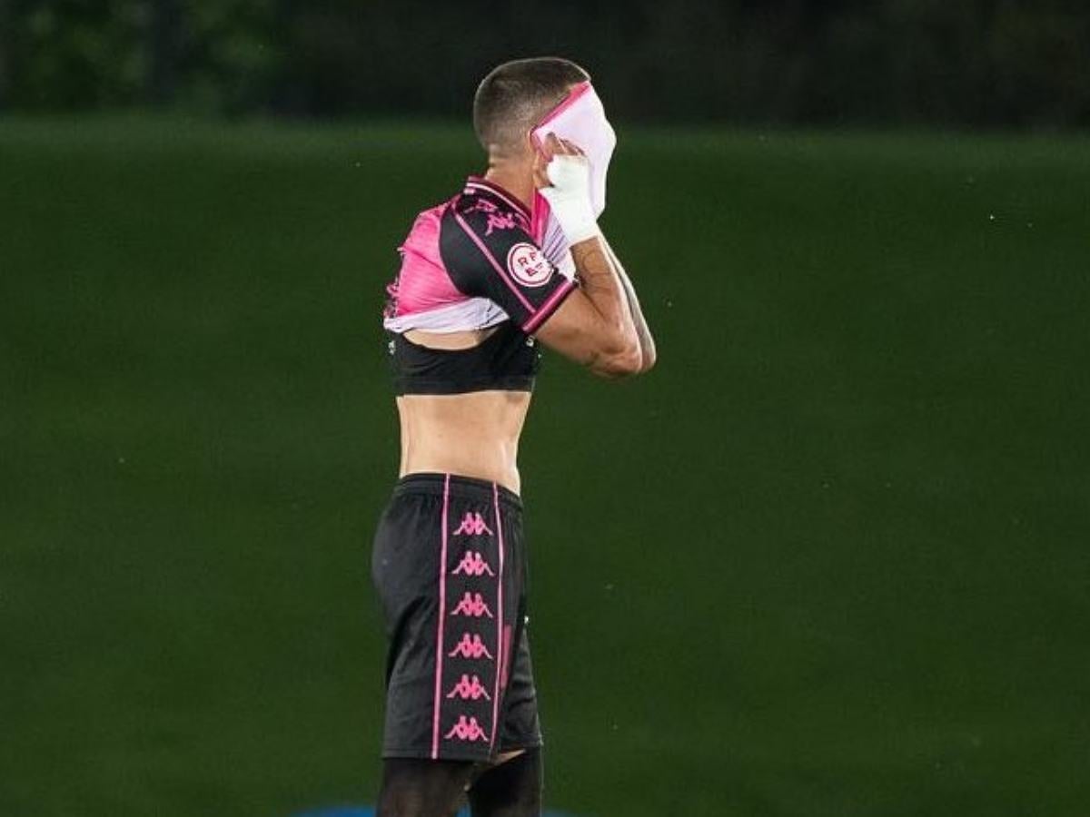 El jugador arlequinat Alan Godoy, lamentant-se. Autor: CE Sabadell via X