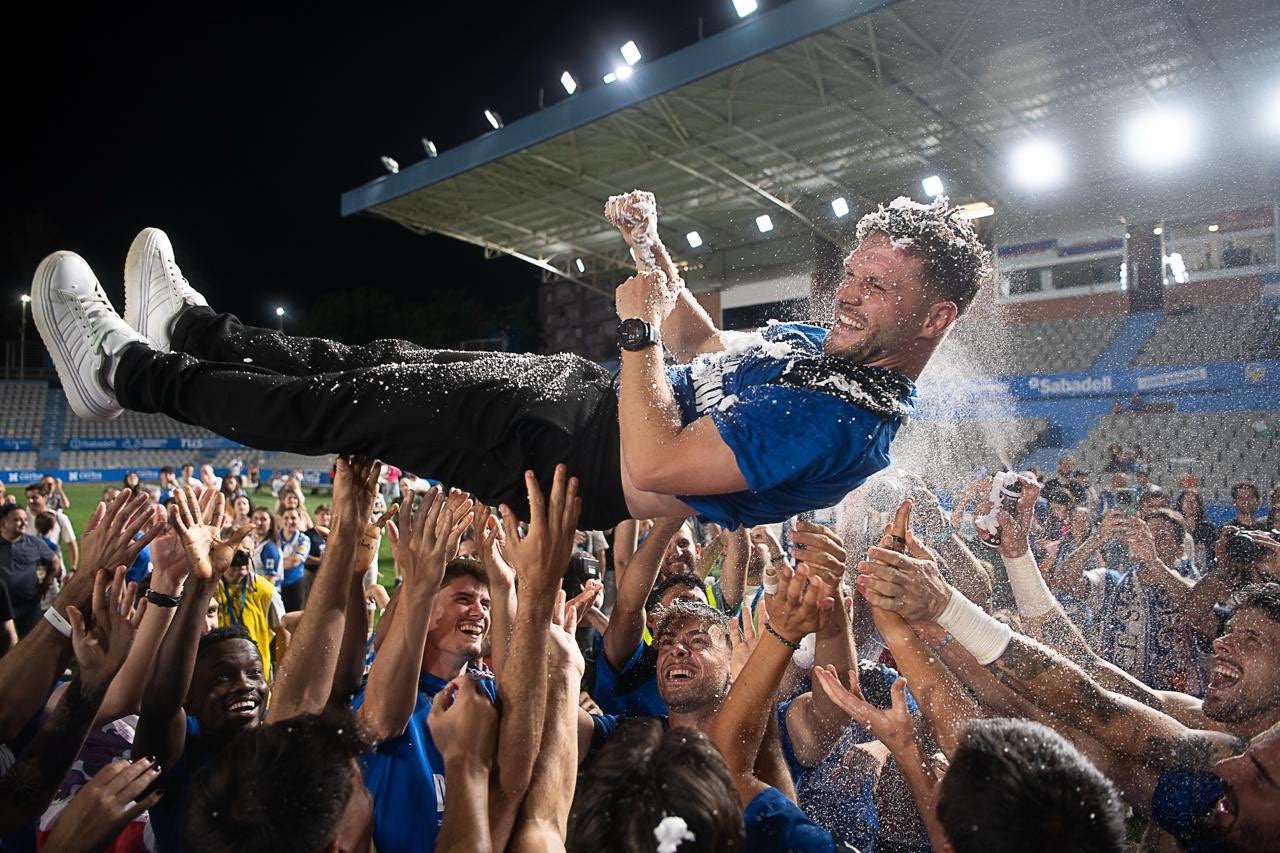 L'entrenador del Sabadell, Ferran Costa, mantejat. Autor: @CESabadell via X.