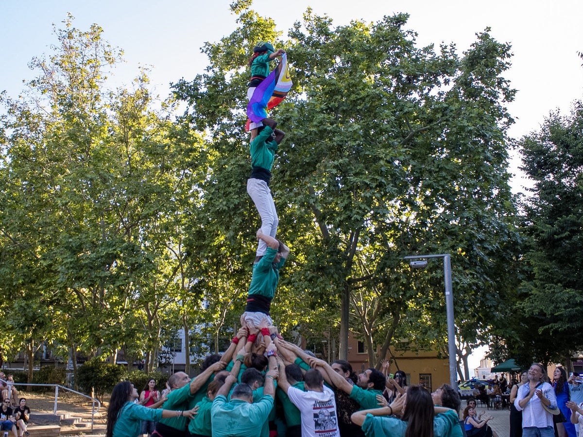 Sota el lema ‘Liada contra el feixisme’, Sabadell ha tornat a sortir al carrer per la VII Manifestació i festa de l’Orgull LGBTIQA+, una jornada reivindicativa dels drets de les persones del col·lectiu. La manifestació ha començat a la plaça de Montserrat Roig i ha recorregut l’avinguda de Barberà i la Rambla fins arribar a la plaça del Doctor Robert, on ha tingut lloc la festa final. 