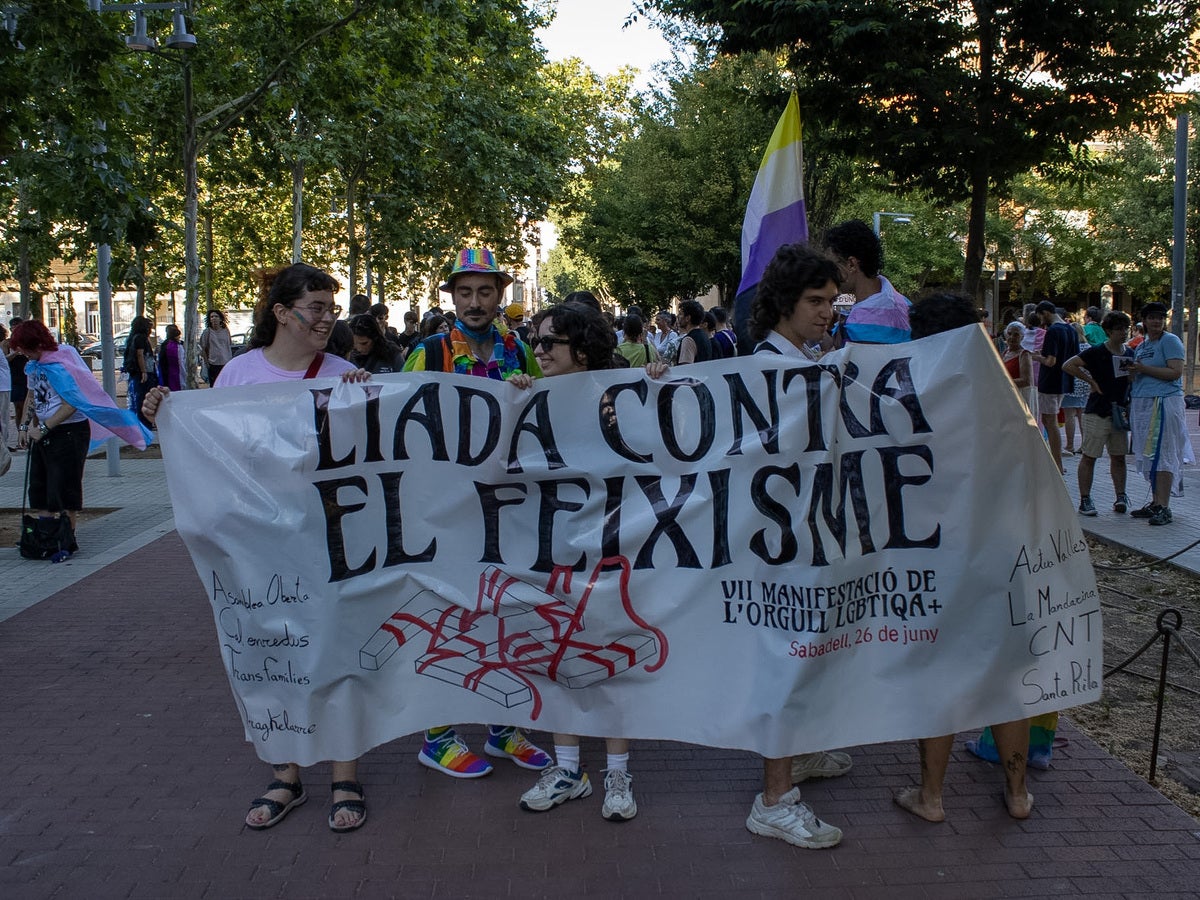 Sota el lema ‘Liada contra el feixisme’, Sabadell ha tornat a sortir al carrer per la VII Manifestació i festa de l’Orgull LGBTIQA+, una jornada reivindicativa dels drets de les persones del col·lectiu. La manifestació ha començat a la plaça de Montserrat Roig i ha recorregut l’avinguda de Barberà i la Rambla fins arribar a la plaça del Doctor Robert, on ha tingut lloc la festa final. 