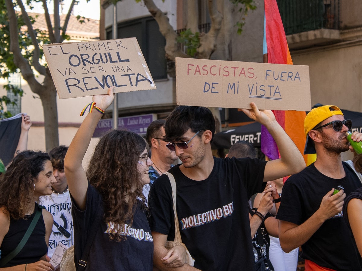 Sota el lema ‘Liada contra el feixisme’, Sabadell ha tornat a sortir al carrer per la VII Manifestació i festa de l’Orgull LGBTIQA+, una jornada reivindicativa dels drets de les persones del col·lectiu. La manifestació ha començat a la plaça de Montserrat Roig i ha recorregut l’avinguda de Barberà i la Rambla fins arribar a la plaça del Doctor Robert, on ha tingut lloc la festa final. 