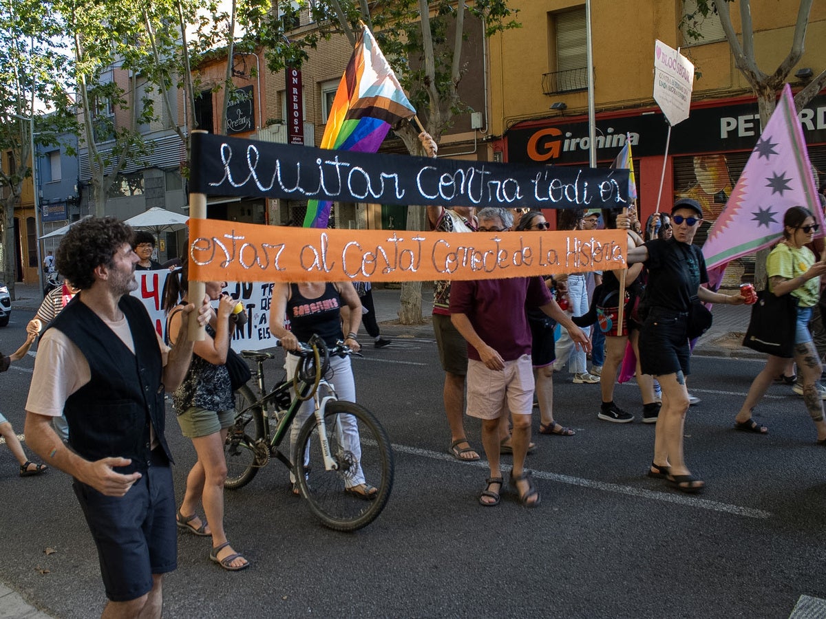 Sota el lema ‘Liada contra el feixisme’, Sabadell ha tornat a sortir al carrer per la VII Manifestació i festa de l’Orgull LGBTIQA+, una jornada reivindicativa dels drets de les persones del col·lectiu. La manifestació ha començat a la plaça de Montserrat Roig i ha recorregut l’avinguda de Barberà i la Rambla fins arribar a la plaça del Doctor Robert, on ha tingut lloc la festa final. 