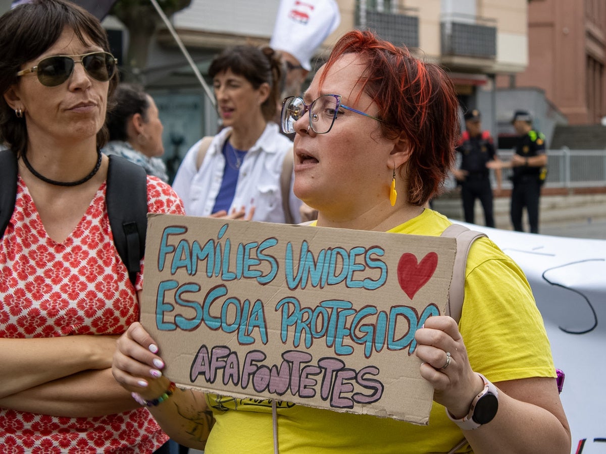 Una manifestant de l'AFA Fontetes sosté una pancarta. Autora: Martina Berenguera.