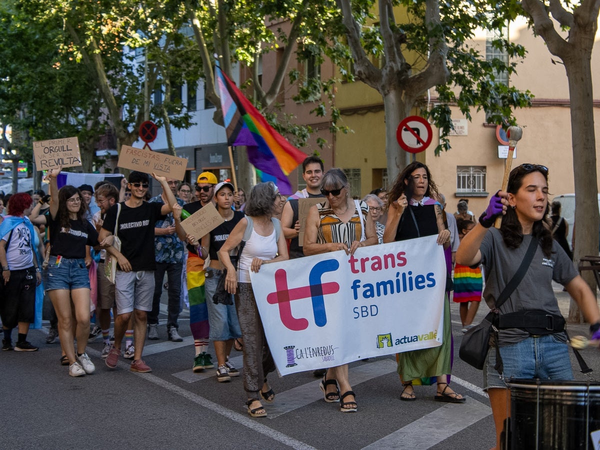 Sota el lema ‘Liada contra el feixisme’, Sabadell ha tornat a sortir al carrer per la VII Manifestació i festa de l’Orgull LGBTIQA+, una jornada reivindicativa dels drets de les persones del col·lectiu. La manifestació ha començat a la plaça de Montserrat Roig i ha recorregut l’avinguda de Barberà i la Rambla fins arribar a la plaça del Doctor Robert, on ha tingut lloc la festa final. 