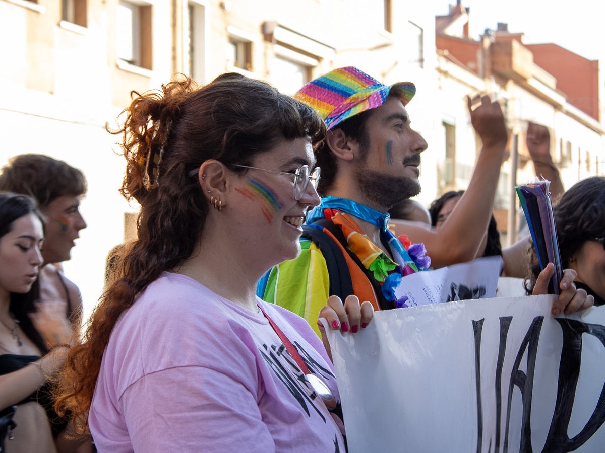 Sota el lema ‘Liada contra el feixisme’, Sabadell ha tornat a sortir al carrer per la VII Manifestació i festa de l’Orgull LGBTIQA+, una jornada reivindicativa dels drets de les persones del col·lectiu. La manifestació ha començat a la plaça de Montserrat Roig i ha recorregut l’avinguda de Barberà i la Rambla fins arribar a la plaça del Doctor Robert, on ha tingut lloc la festa final. 