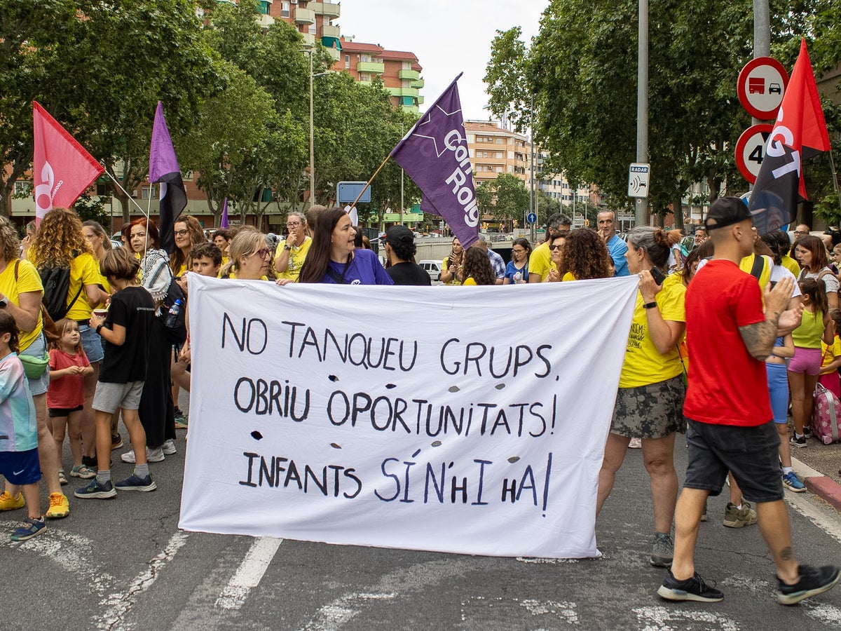 Manifestació de famílies contra la supressió de línies. Autora: Martina Berenguera.