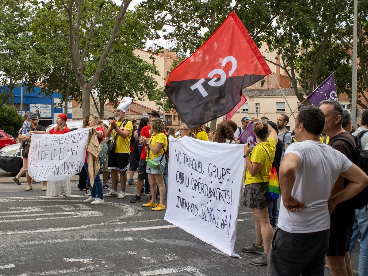 Famílies tallant la Gran Via. Autora: Martina Berenguera.