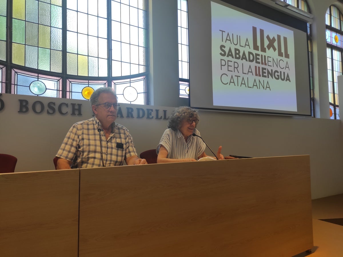 A l'esquerra, Sever Salvador; a la dreta, Àngels Folch, membres de la Taula Sabadellenca per la Llengua Catalana.