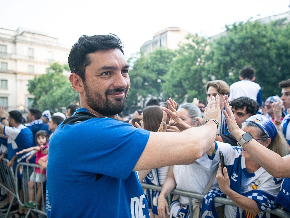Lucas Viale, en la celebració de l'ascens enfilant l'Ajuntament. CES