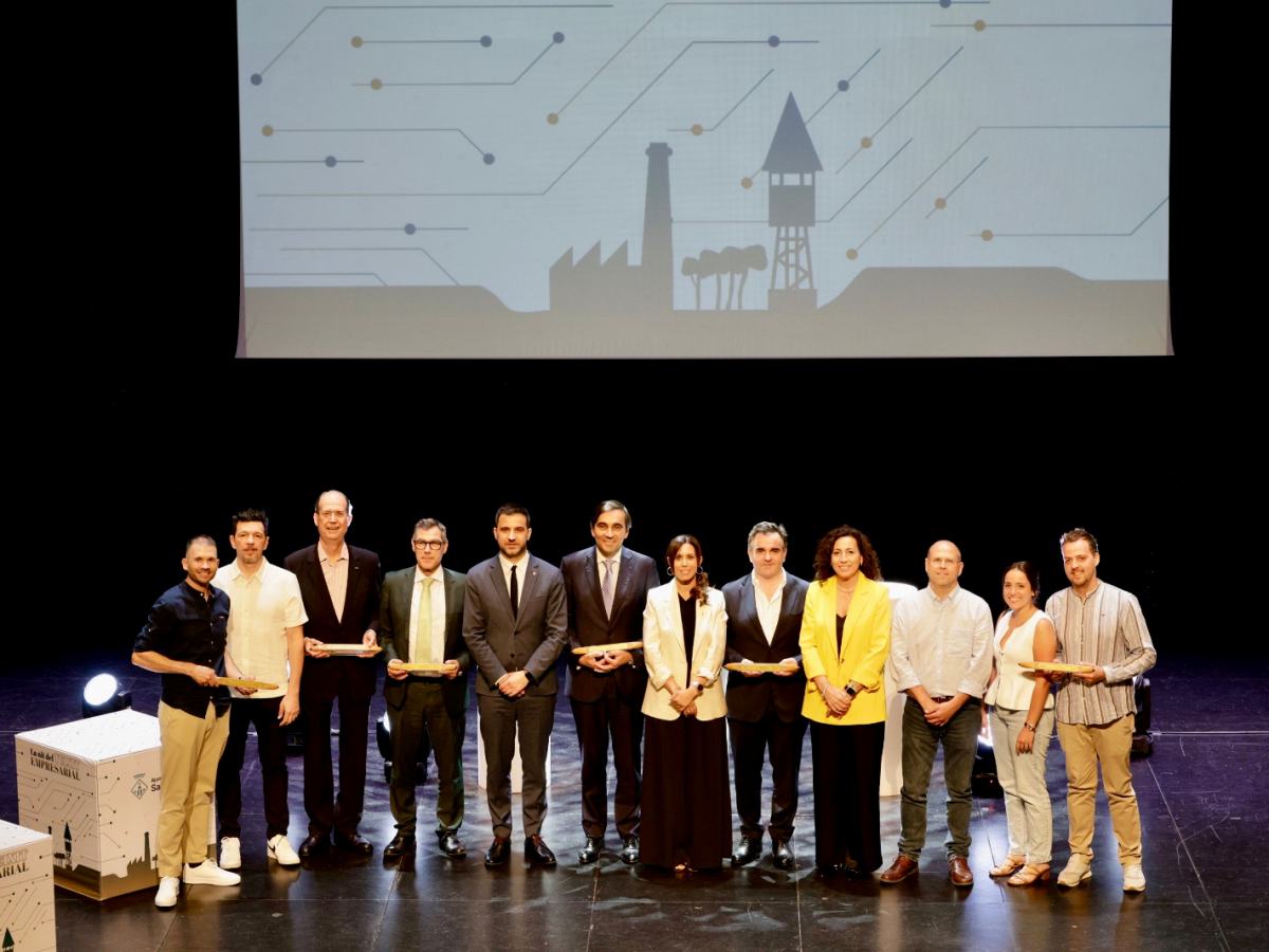 Guardonats i representants del govern municipal a la Nit del Teixit Empresarial. Autor: Ajuntament. 