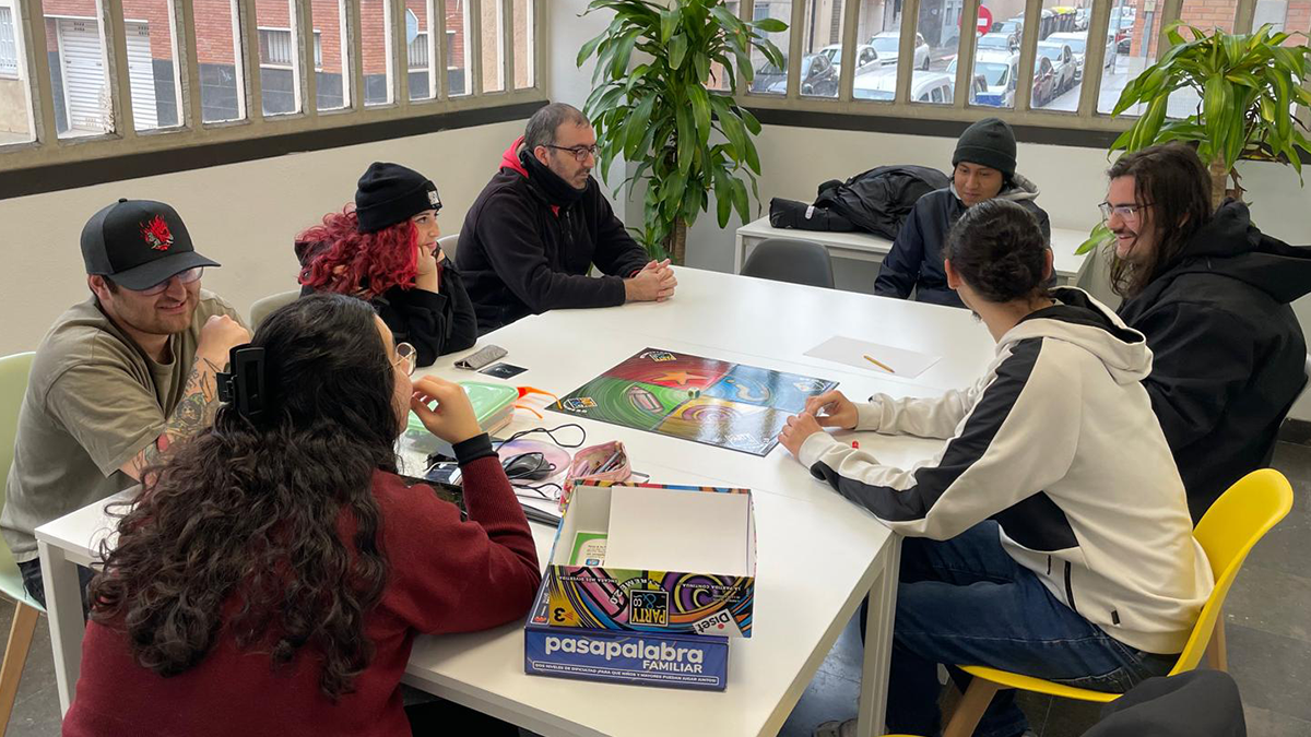 Joves participants en una activitat grupal del projecte Ocell de Foc.