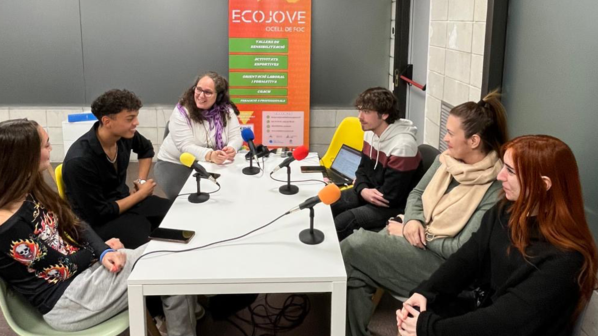 Joves participants d’Ocell de Foc durant l’enregistrament d’un pòdcast.