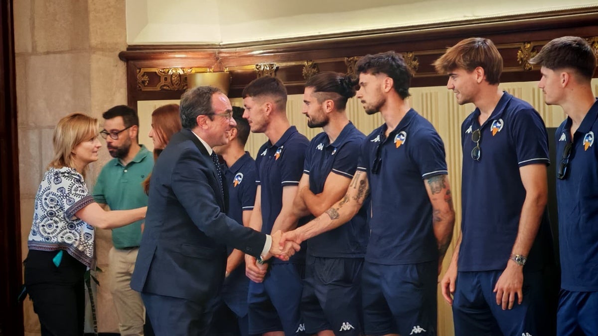 Rull, donant la mà als jugadors. Aquí amb Fuoli. Autor: Albert P.