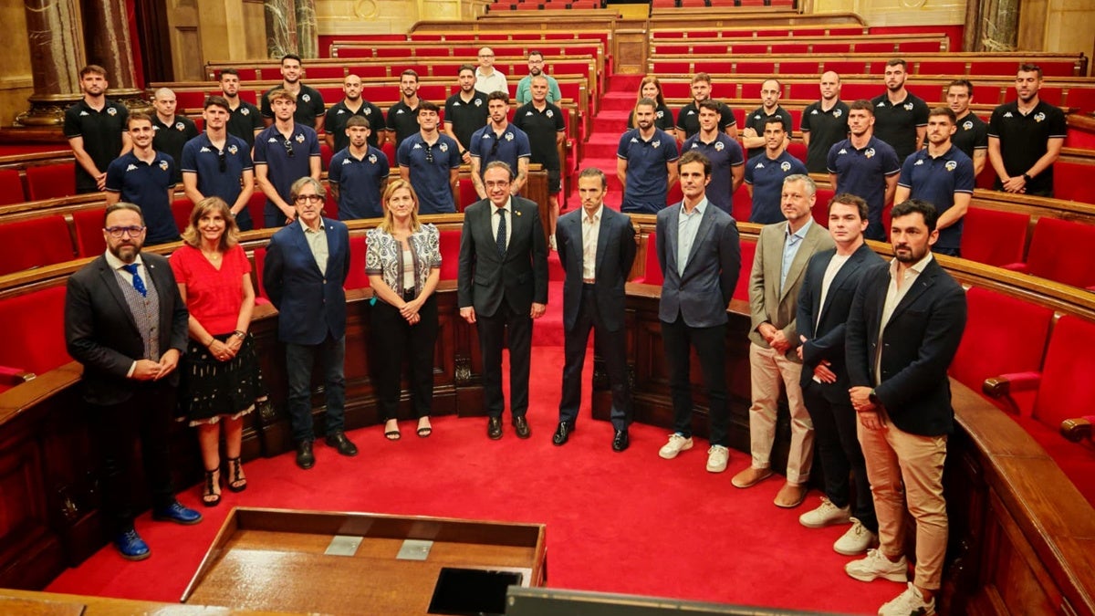 Foto d'equip amb les autoritats al Parlament. Autor: Albert P.