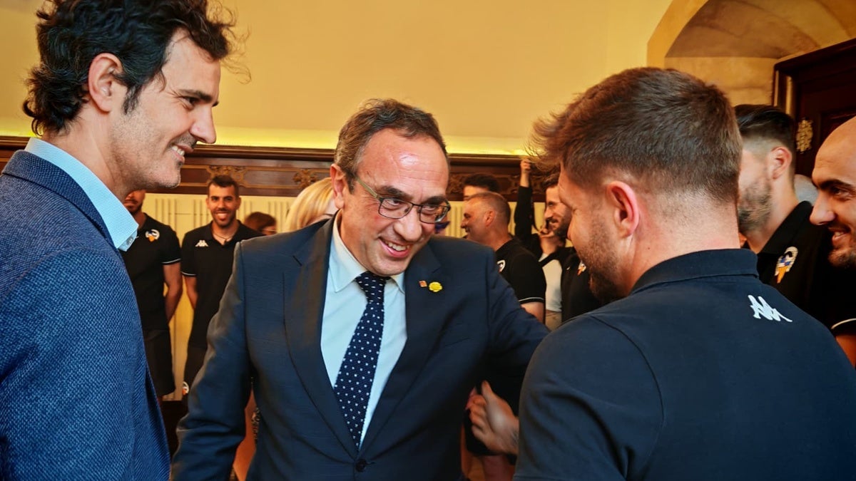 Rull amb el tècnic arlequinat, Ferran Costa. Bruno Batlle, a l'esquerre. Autor: Albert P.