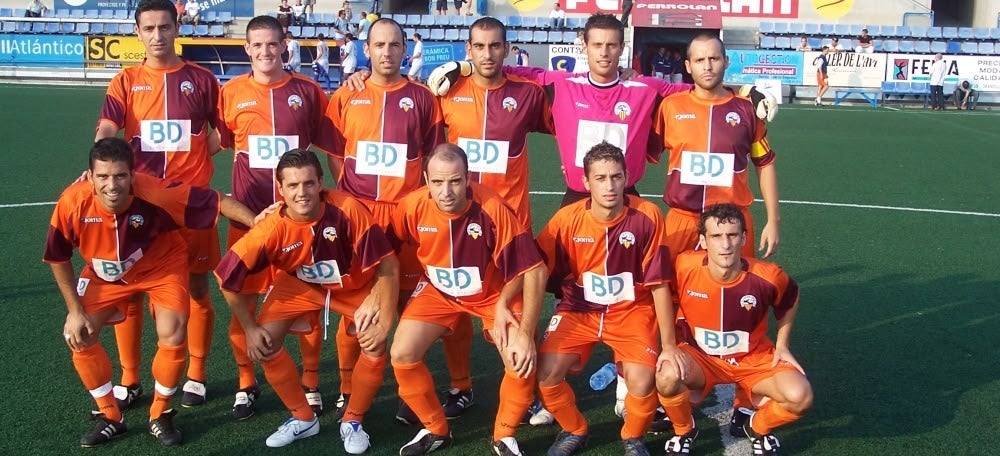 La primera alineació del Sabadell a la temporada 2006-07, amb la segona equipació, que es va convertir en l'equipació de l'ascens de Mieres. Autor: J.Sánchez.