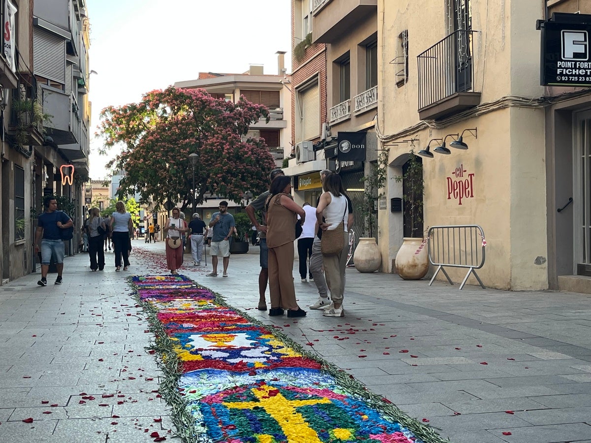 Catifa floral al carrer de Sant Quirze.