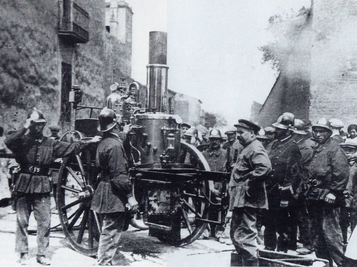 La primera bomba de vapor a l'incendi de la fàbrica Bros Barnola (1913). AHS 