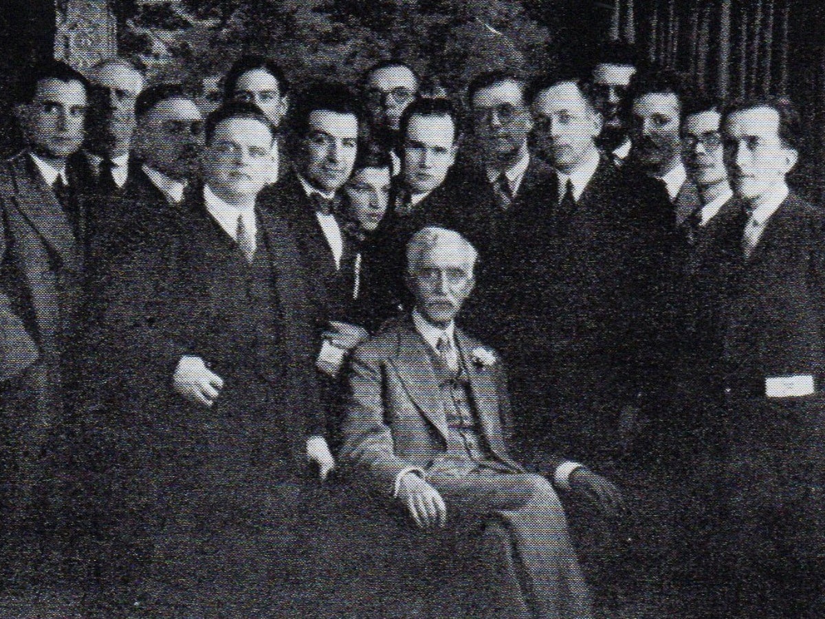 Militants d'Estat Català a la visita de Francesc Macià el 28 de maig de 1931 a la seu social de Sabadell a a l'actual Passeig de la Plaça Major. Graupera al darrere de Macià amb corbatí. 