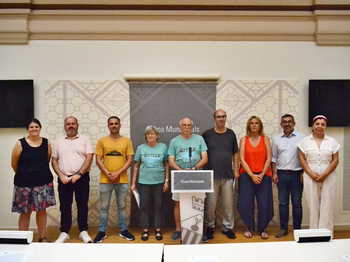 Membres de la Plataforma en Defensa del Riu Ripoll i dels grups municipals que donen suport al contenciós contra l'MPG-132. Autor: Jordi M.