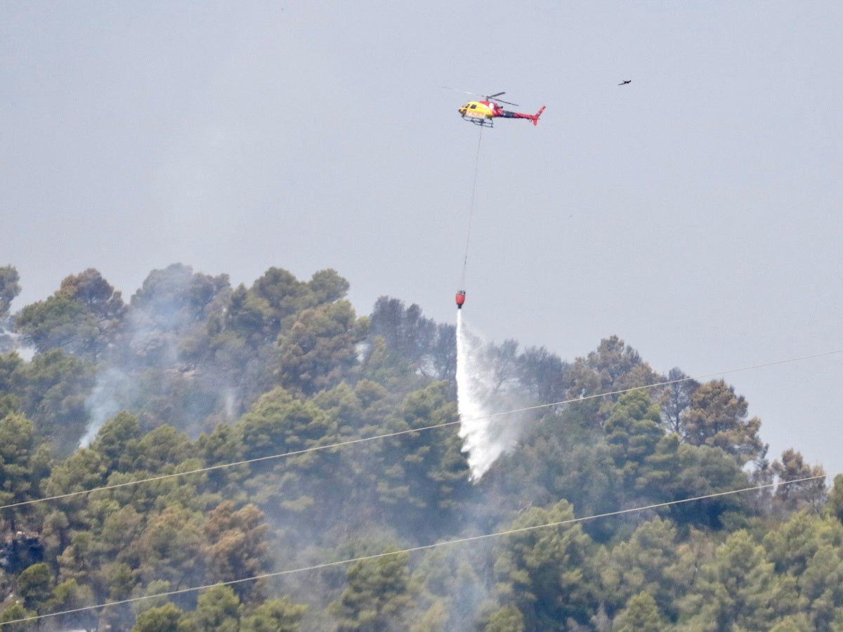 Un helicòpter treballant en les tasques d'extinció de l'incendi de Sentmenat. Autor: ACN.
