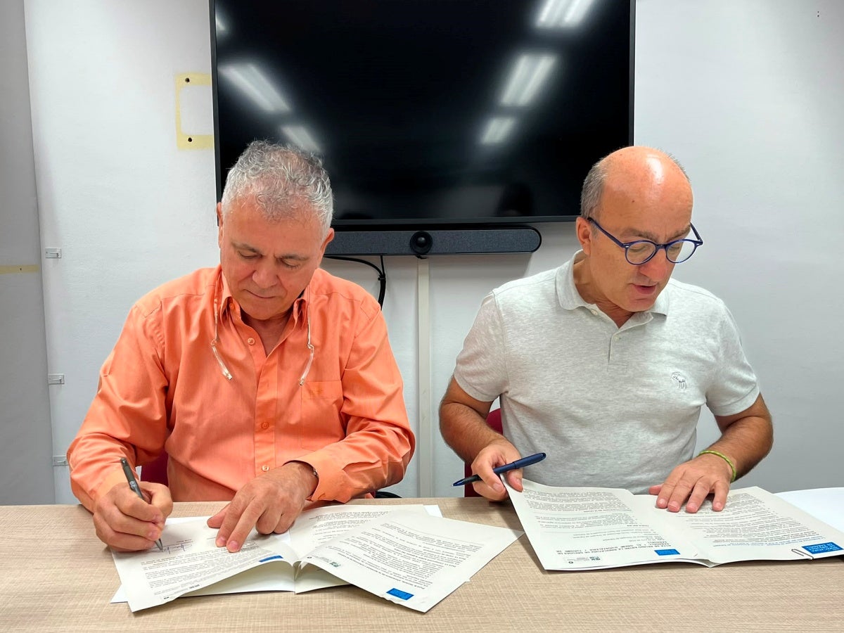 El president del Gremi d'Hostaleria, Jordi Roca, i el Síndic de Greuges, Josep Escartín, signen l'acord. Autor: Jordi M.
