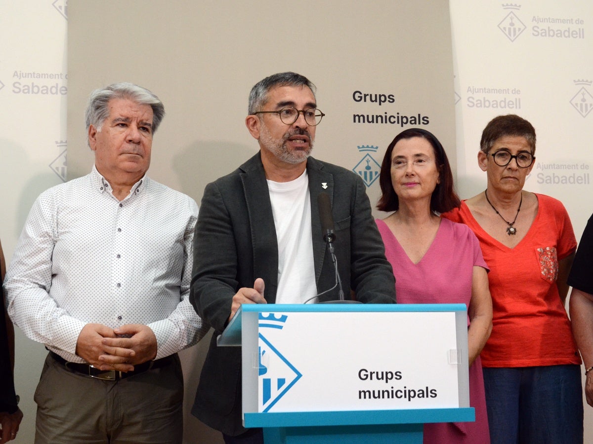 Fernàndez, en roda de premsa, amb membres de la coalició d'Acció per Sabadell. Autor: Jordi M.