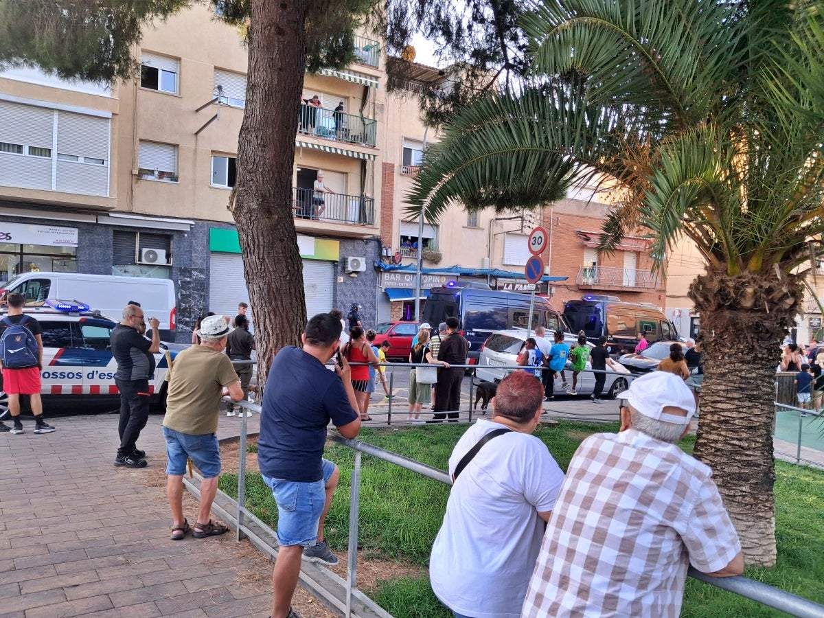 Curiosos a la plaça del Pi, durant el registre. Autor: M.N / cedida. 