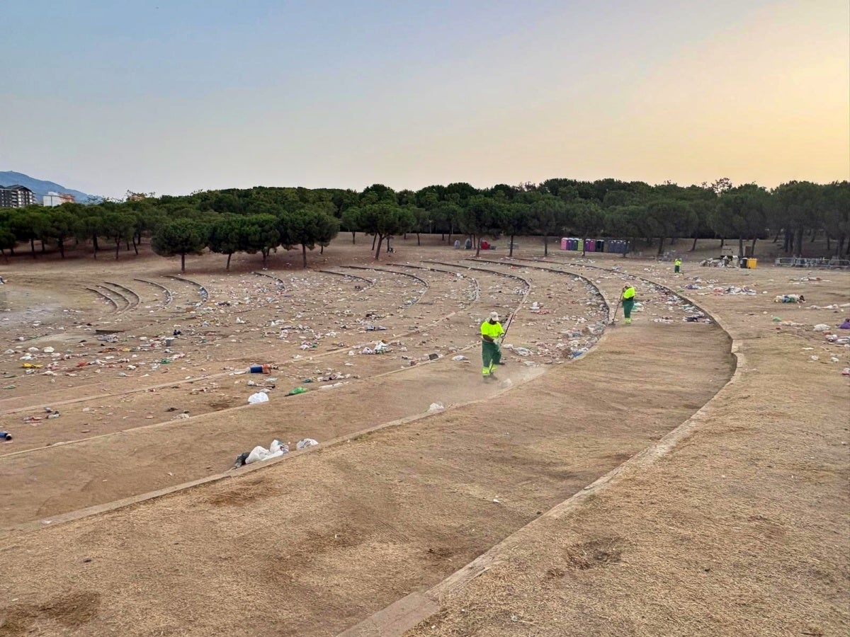 Treballadors de neteja viària de l'empresa SMATSA, netejant l'amfiteatre després de la final del Mundial de futbol, fa uns dies. Autor: @SMATSASBD via X. 