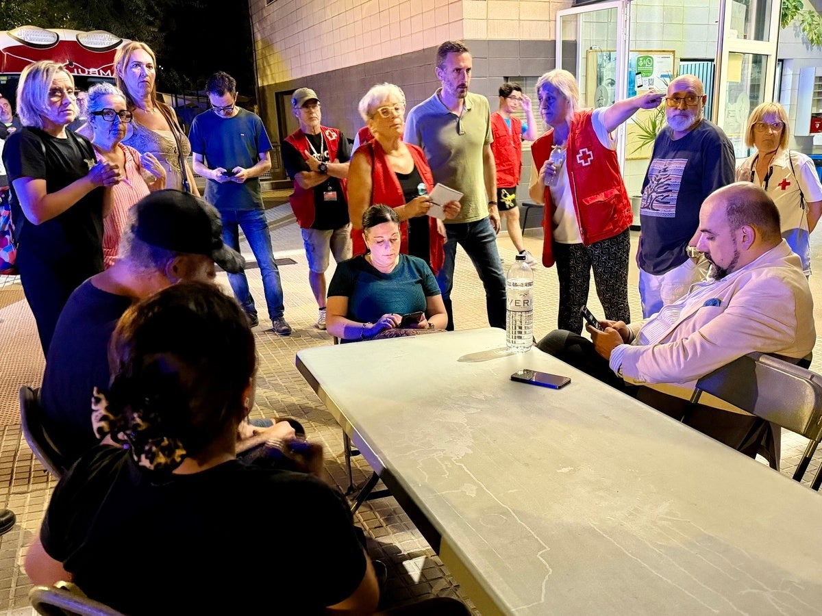 Personal de l'Ajuntament i de Creu Roja atenent els afectats per l'incendi. Autor: ACN.