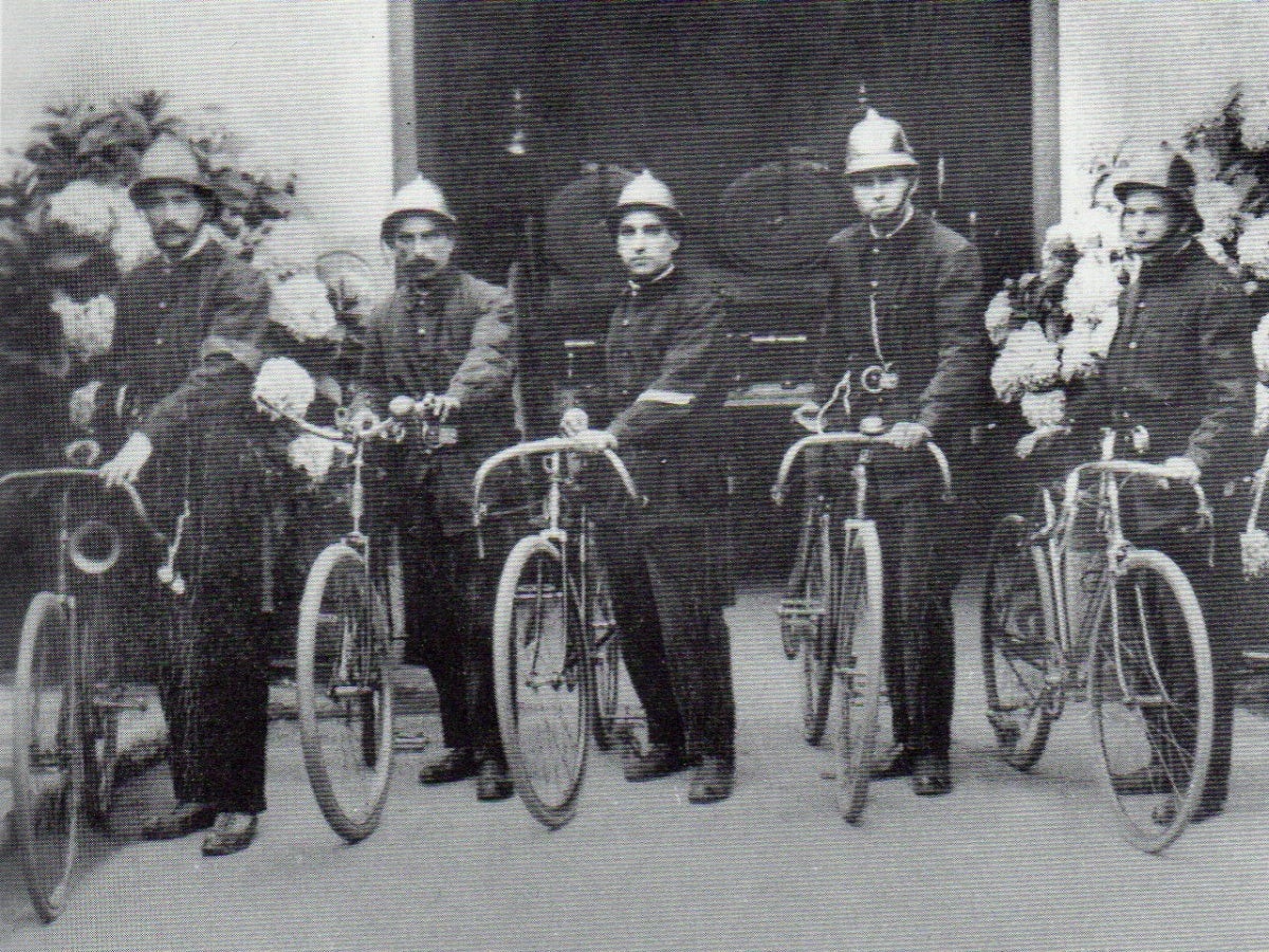 Ciclistes del cos de bombers a inicis del segle XX
