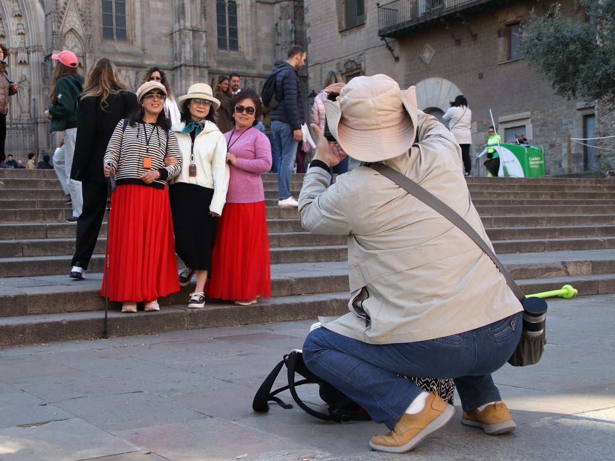 Turistes fent-se fotos davant de la Catedral de Barcelona. Autor: ACN.