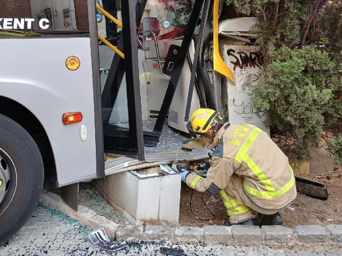 Actuació dels Bombers a l'accident d'autobús. Autor: cedida.