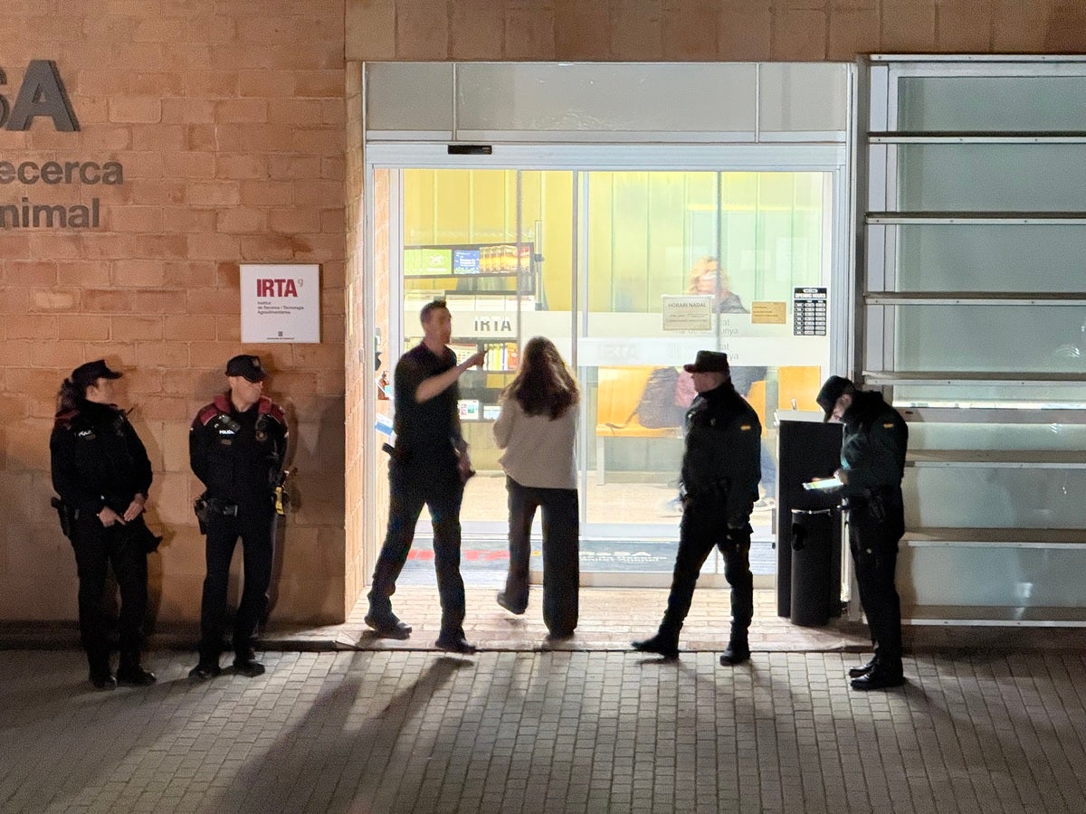 Agents a l'IRTA el passat mes de desembre. Autor: ACN.