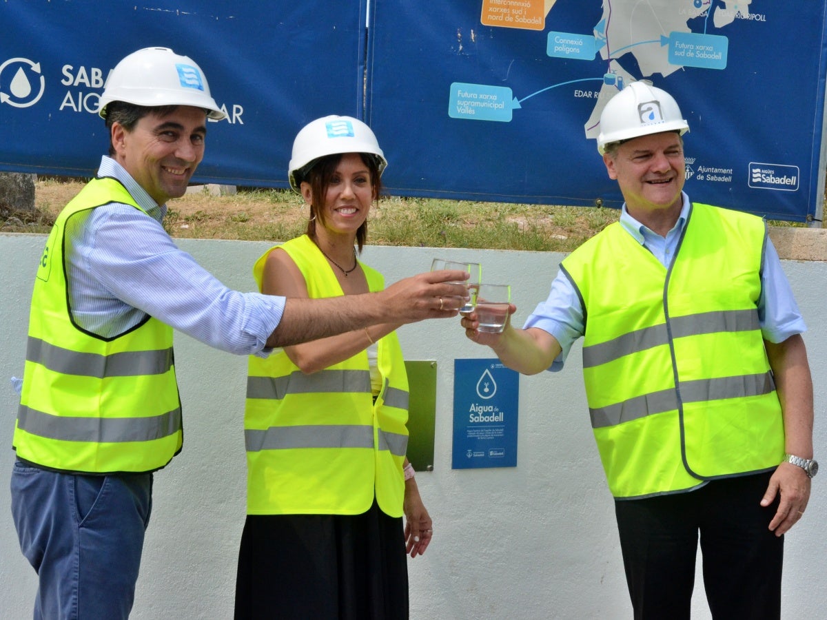 El president d'Aigües Sabadell, Enric Blasco, l'alcaldessa de Sabadell, Marta Farrés, i el director de l'ACA, Josep Lluís Armenter. Autor: J.d.A 