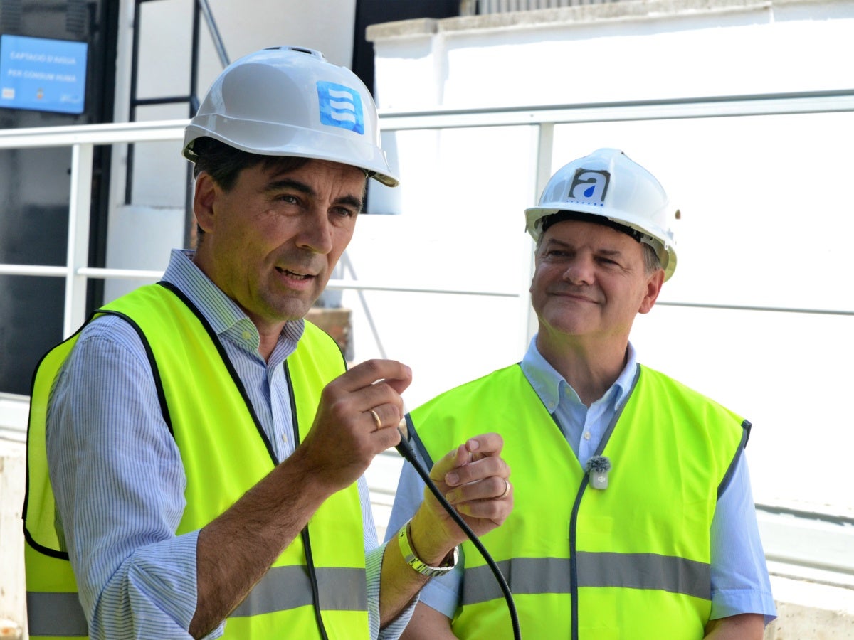 El president d'Aigües Sabadell, Enric Blasco, i el director de l'ACA. Autor: J.d.A.