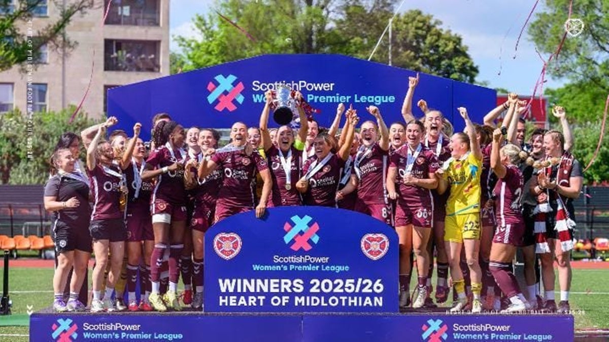 Les jugadores del Hearts, aixecant el trofeu de lliga. Cedida