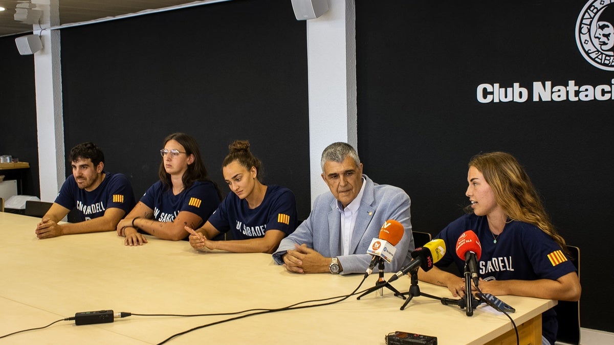 Nona Pérez, parlant. De fons, Claudi Martí, Terré, Camus i Arnella. Autora: Martina B.
