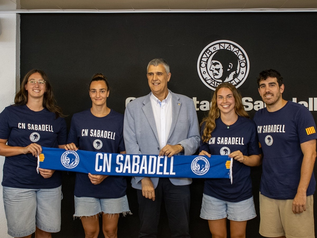 Camus, Terré i Nona Pérez, acompanyades de Claudi Martí i l'entrenador, Enric Arnella. Autora: Martina B.
