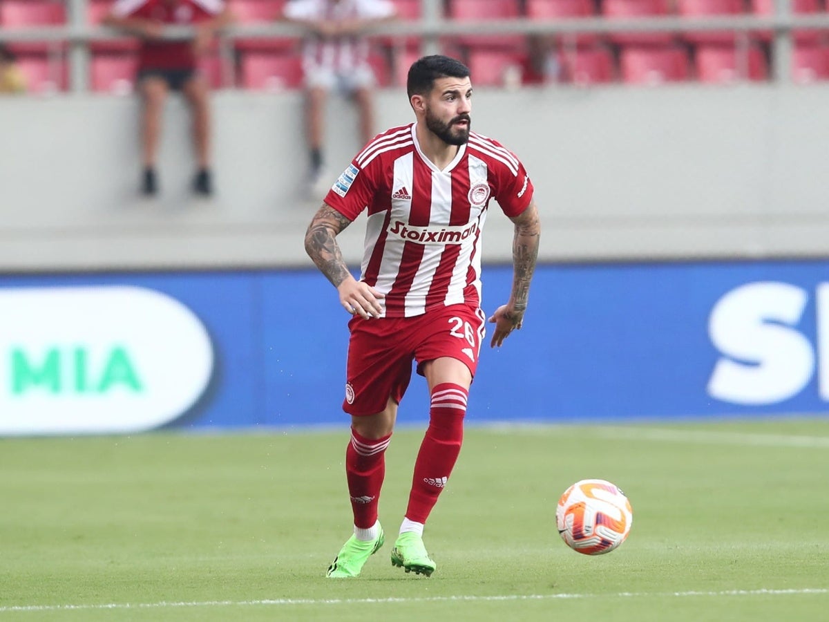 Gonzalo Ávila 'Pipa', amb la samarreta de l'Olympiacos. @olympiacosfc, via X