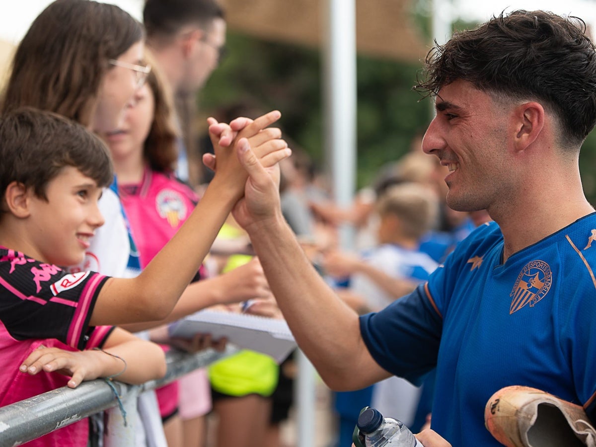 Javi López-Pinto amb l'afició post-entrenament. CESabadell, via X