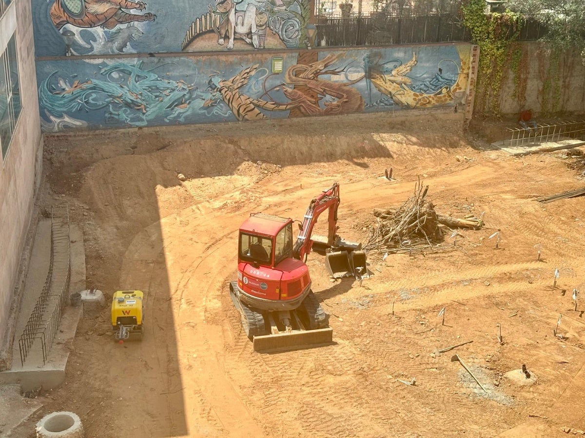 Les obres per reformar la cèntrica plaça de Fidela Renom s'han reprès recentment després dels treballs arqueològics. Autor: J.d.A. 