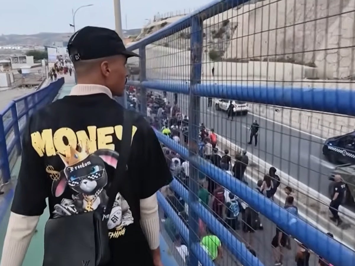 Migrants tornant al Marroc des de Ceuta. Font: captura de vídeo. 