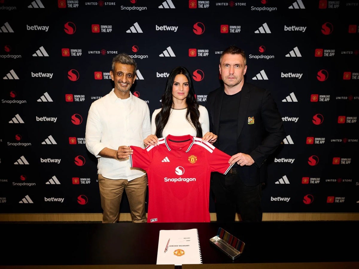 Eva Olid, al centre, aquest dimecres, durant la seva presentació com a tècnica del United. 