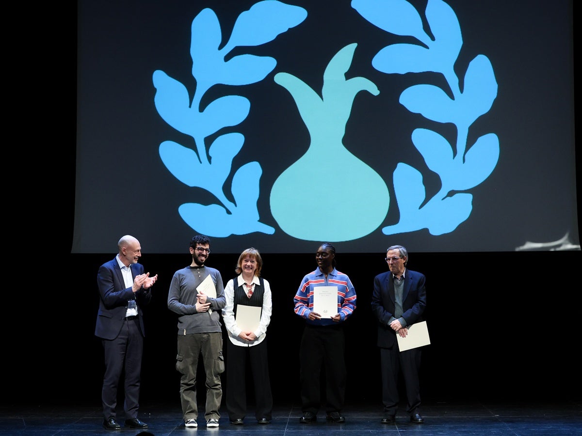 Entrega de les litografies de l'artista Ramiro Fernández als finalistes del Premi Sabadellenc de l'Any 2025, una de les iniciatives organitzades pel diari digital iSabadell. Autor: D.Jiménez. 