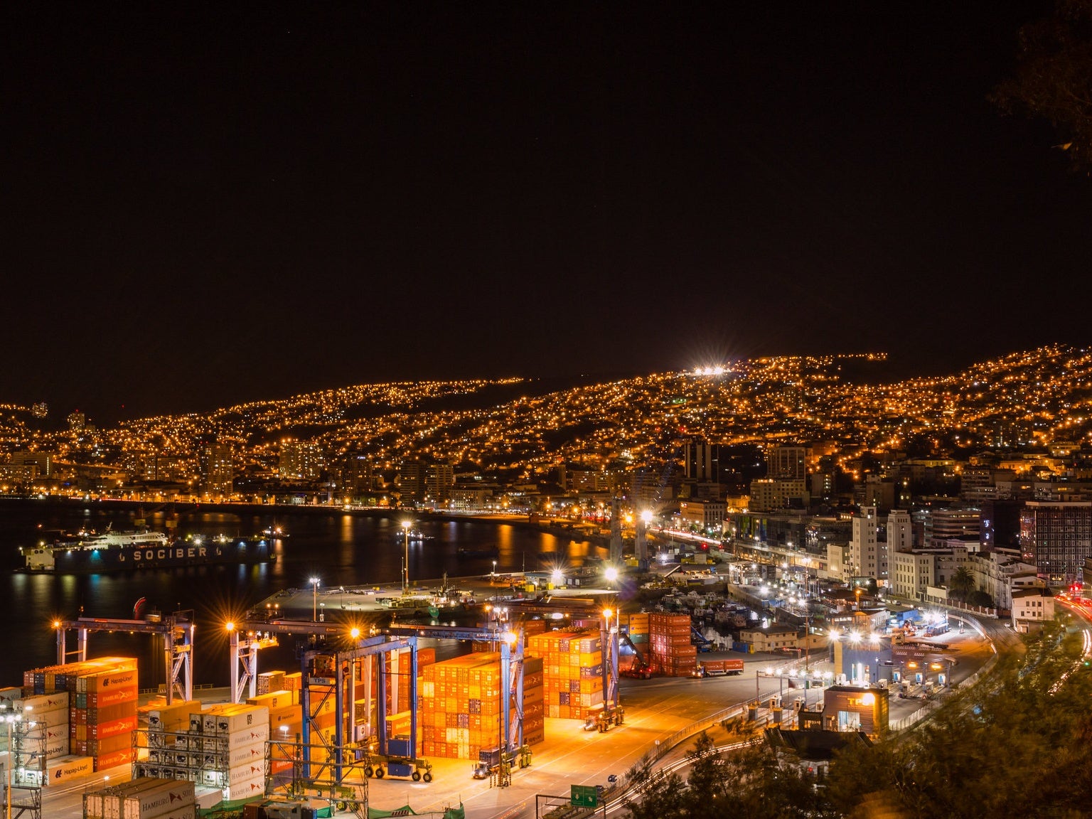 Valparaíso, de noche. Autor: Alejandro Inostroza, con licencia como CC BY-NC-ND 2.0 via Flickr. https://www.flickr.com/photos/maximuz/29347707972