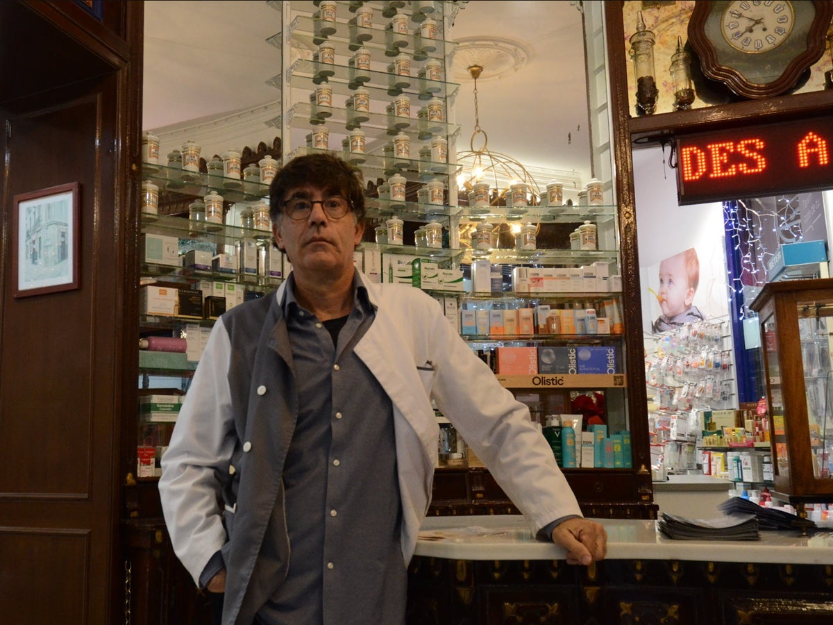 Santi Argelaguet, a la farmàcia, fa uns mesos. Autor: Jordi M.